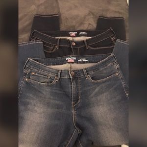 Denizen Levi’s 2 pair Cropped Jeans